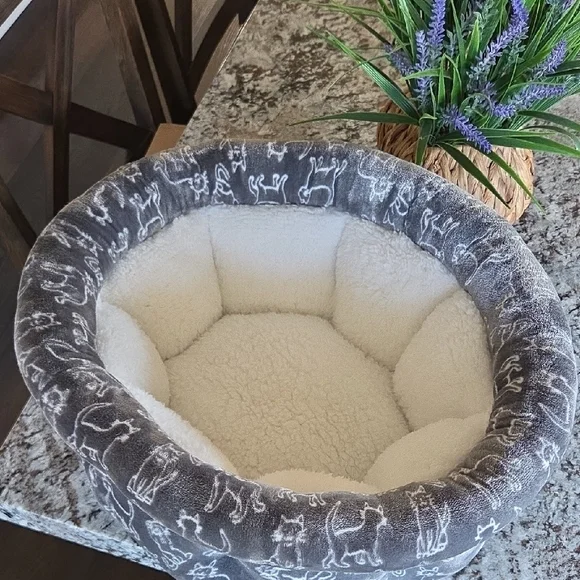 Cupcakes & Cashmere Gray Patterned Pet Bed - Picture 3 of 12